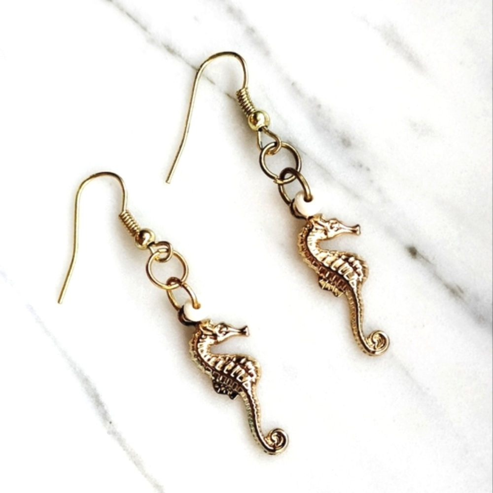 🌀Gold Sea Horse Charm Dangle Earrings